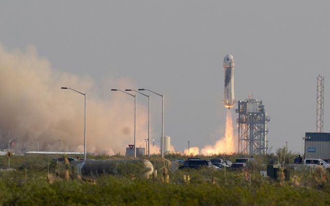 El cohete New Shepard de Blue Origin despega con Jeff Bezos, fundador de Amazon y la empresa de turismo espacial Blue Origin, el hermano, Mark Bezos, Oliver Daemen y Wally Funk, desde su puerto espacial cerca de Van Horn, Texas.
