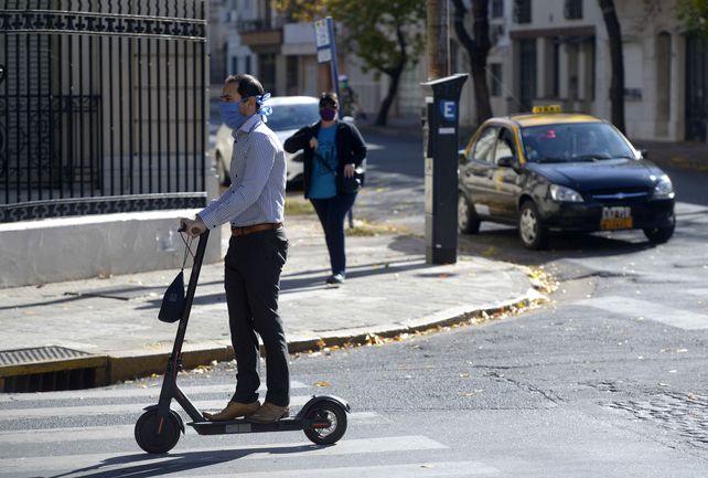 Muchas personas utilizan el monopatín para trasladarse hacia el trabajo.