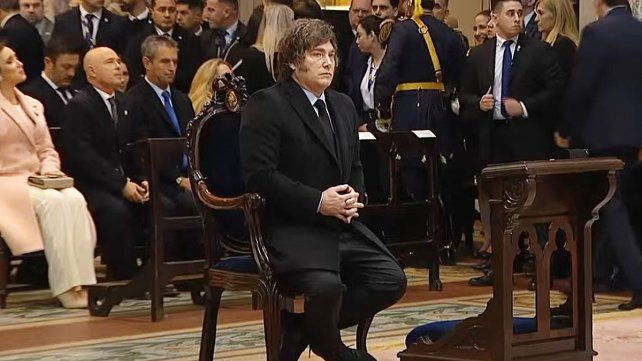 Hay quienes se burlan de Jesús. Son los que odian y justifican su desprecio; el terrorismo de las redes (...) hemos pasado todos los&nbsp;límites: la descalificación