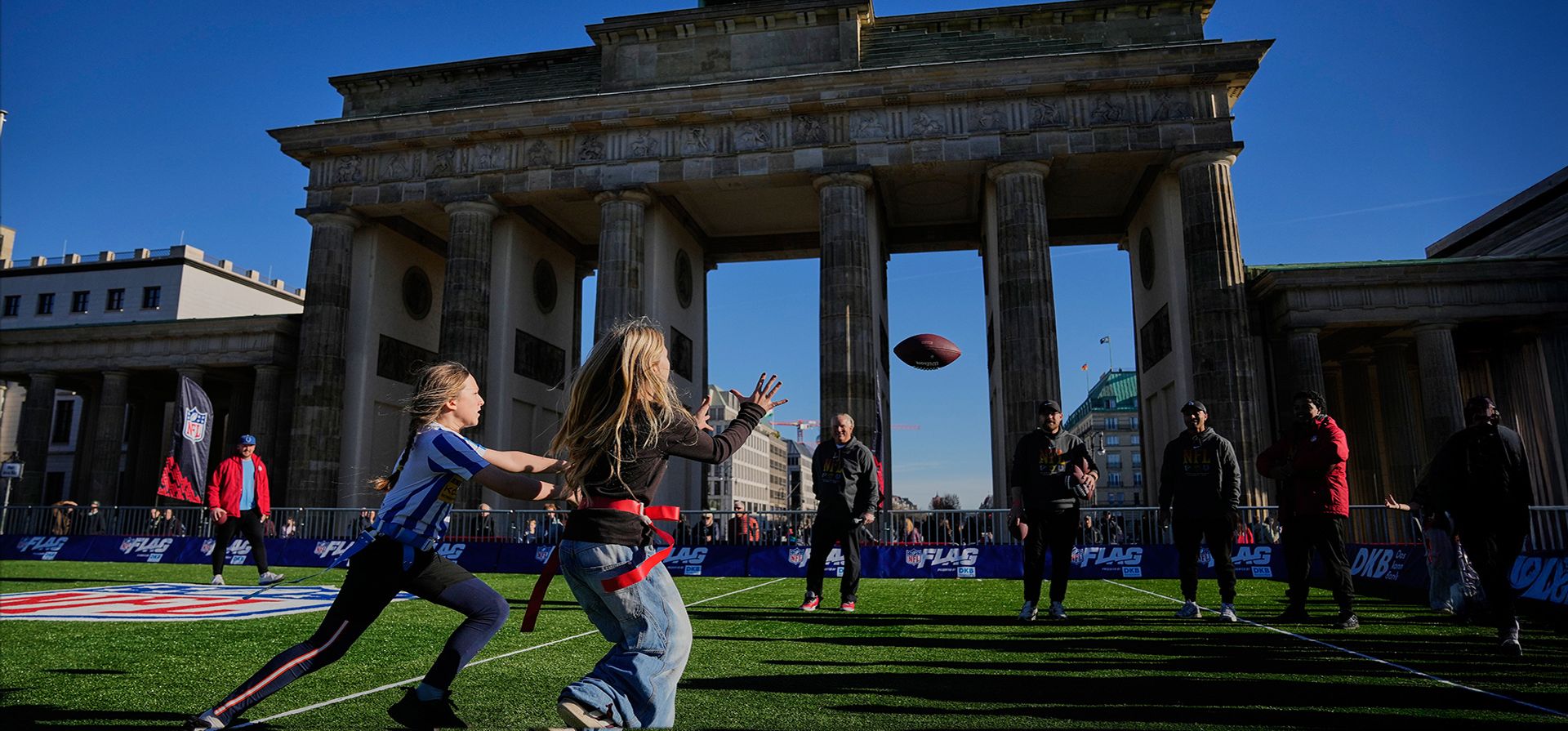 Niños juegan al fútbol americano sin contacto en una cancha en miniatura instalada frente a la Puerta de Brandeburgo en Berlín, Alemania, el jueves 6 de noviembre de 2025, durante un evento promocional de la NFL previo al próximo partido entre los Indianapolis Colts y los Atlanta Falcons. (Foto AP/Ebrahim Noroozi) Niños juegan al fútbol americano sin contacto en una cancha en miniatura instalada frente a la Puerta de Brandeburgo en Berlín, Alemania, el jueves 6 de noviembre de 2025, durante un evento promocional de la NFL previo al próximo partido entre los Indianapolis Colts y los Atlanta Falcons. (Foto AP/Ebrahim Noroozi)