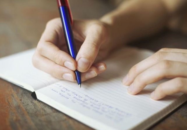 Escribir a mano favorece la comprensión y la memoria