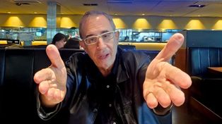 Carlos Maslatón visitó Rosario, elogió el Acuario y merendó en un bar de bulevar Oroño.&nbsp;