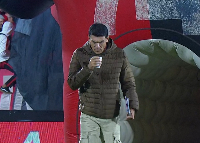 Mauricio Larriera ingresó al campo de juego distendido y tomando un café. Mauricio Larriera ingresó al campo de juego distendido y tomando un café.