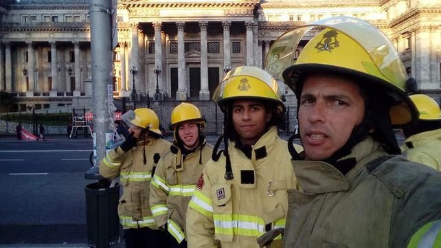 Bomberos voluntarios de todo el país abrazan el Congreso contra el ajuste y el desfinanciamiento