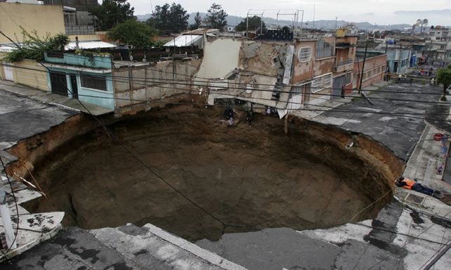 La tormenta Agatha dej&oacute; un cr&aacute;ter de 60 metros de profundidad en plena ciudad de Guatemala