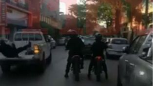 Video viral: camioneta policial arrancó con fuerza y un agente se cayó de la caja del vehículo