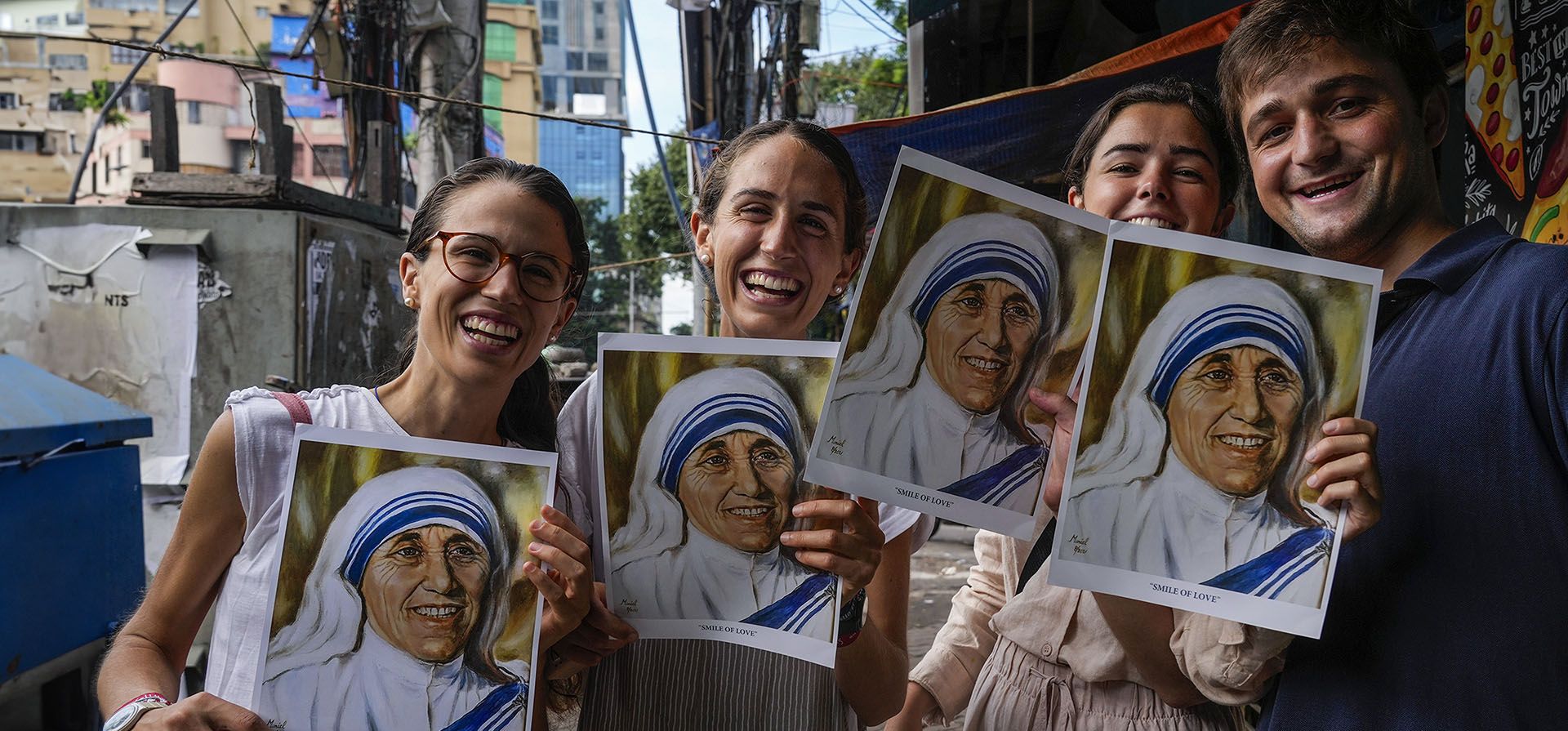 Visitantes de Francia y España posan con retratos de Santa Teresa que recibieron de las Misioneras de la Caridad, la orden fundada por Santa Teresa, en el aniversario de la muerte de la santa, en Calcuta, India, el jueves 5 de septiembre de 2024. (Foto AP/Bikas Das) Visitantes de Francia y España posan con retratos de Santa Teresa que recibieron de las Misioneras de la Caridad, la orden fundada por Santa Teresa, en el aniversario de la muerte de la santa, en Calcuta, India, el jueves 5 de septiembre de 2024. (Foto AP/Bikas Das)