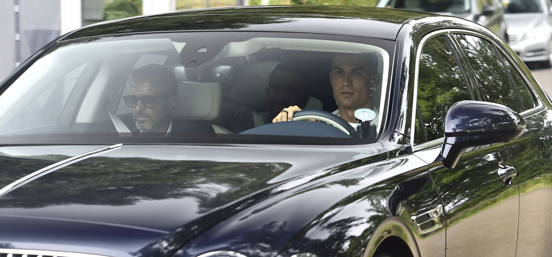 Cristiano Ronaldo jugador del Manchester United llega junto a su representante al Carrington Training Ground, Manchester, Inglaterra, el martes 26 de julio de 2022.