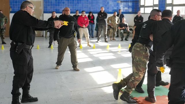 Imagen ilustrativa. Pullaro y Cococcioni se sometieron a la pistola Taser: Fui inmovilizado cinco segundos Imagen ilustrativa. Pullaro y Cococcioni se sometieron a la pistola Taser: Fui inmovilizado cinco segundos