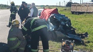 n choque entre un automóvil y un camión provocó la muerte de tres personas en la ruta 127, acceso a Conscripto Bernardi, departamento Federal&nbsp; 