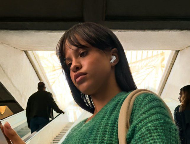 El futuro ya llegó: los nuevos AirPods traducen idiomas en tiempo real