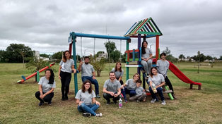 Jóvenes ambientalistas de Venado Tuerto canjean ecobotellas por juegos infantiles