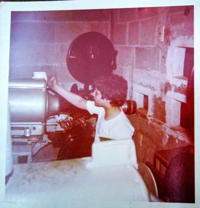Antonio Salvatore a los once años, proyectando.