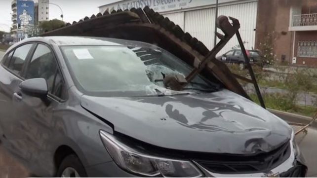 El Cruze 0 kilómetro quedó con el gancho del portón incrustado en el parabrisas del auto. (Foto: captura de video)