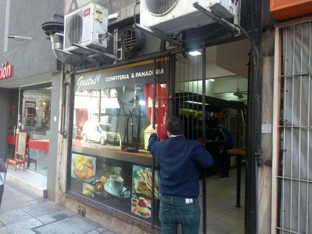 La Municipalidad clausuró un bar en el que había 10 personas comiendo sin barbijo
