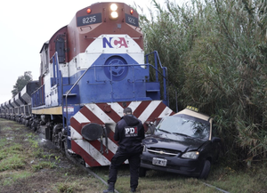 Impactante: un tren chocó a un taxi y lo arrastró más de cien metros