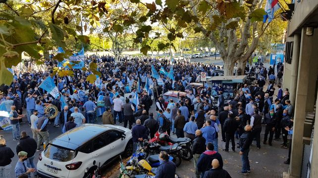 Cientos de choferes se concentran en 27 de Febrero y&nbsp; Maipú. (Foto: Celina Mutti Lovera)