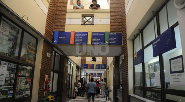 Una nena estaba en la vereda de su casa y le balearon la cara