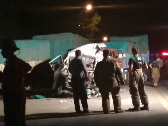 Dos chicos murieron al chocar una traffic con un camión en la Ruta 91