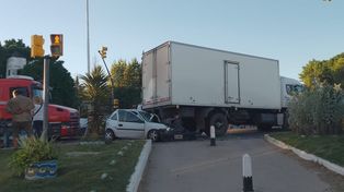 Cinco vehículos chocaron en cadena en la Ruta 1 y un auto terminó aplastado contra un camión: el conductor se salvó de milagro