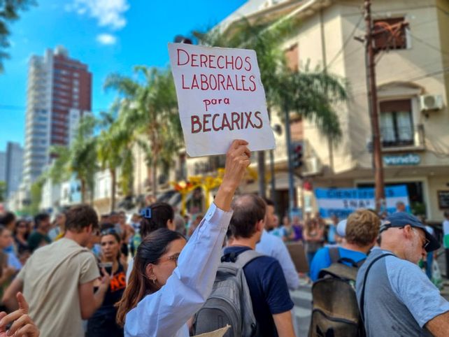 ¿Cuál será el impacto del plan motosierra en Santa Fe?: la incertidumbre afecta al 30% de los estatales nacionales