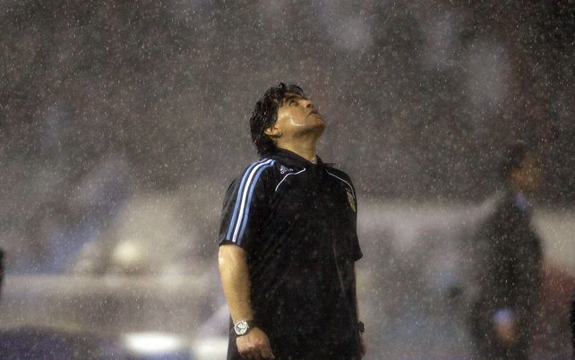 Los médicos no pudieron hacer que Maradona recuperara sus signos vitales.