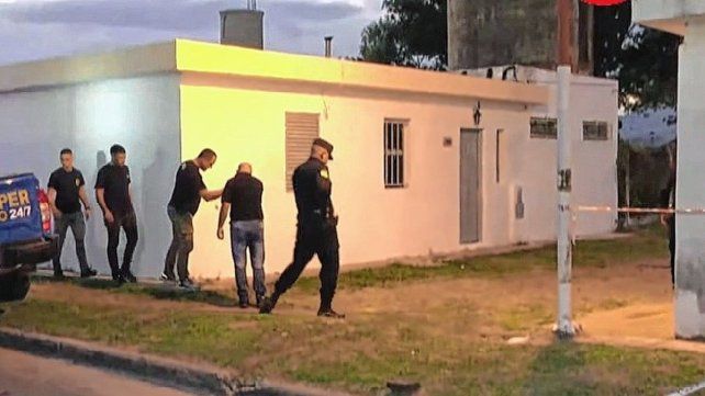 La policía trabaja en el lugar de la balacera ocurrida en el barrio 1° de Julio de Paraná.