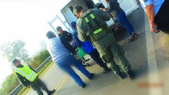 Iban al almuerzo del Día del Bombero y pararon a asistir a un hombre al costado de la ruta