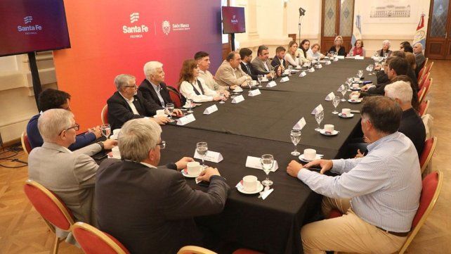 El gobernador Maximiliano Pullaro encabezó este miércoles un nuevo encuentro de la Mesa de Diálogo Santafesino.