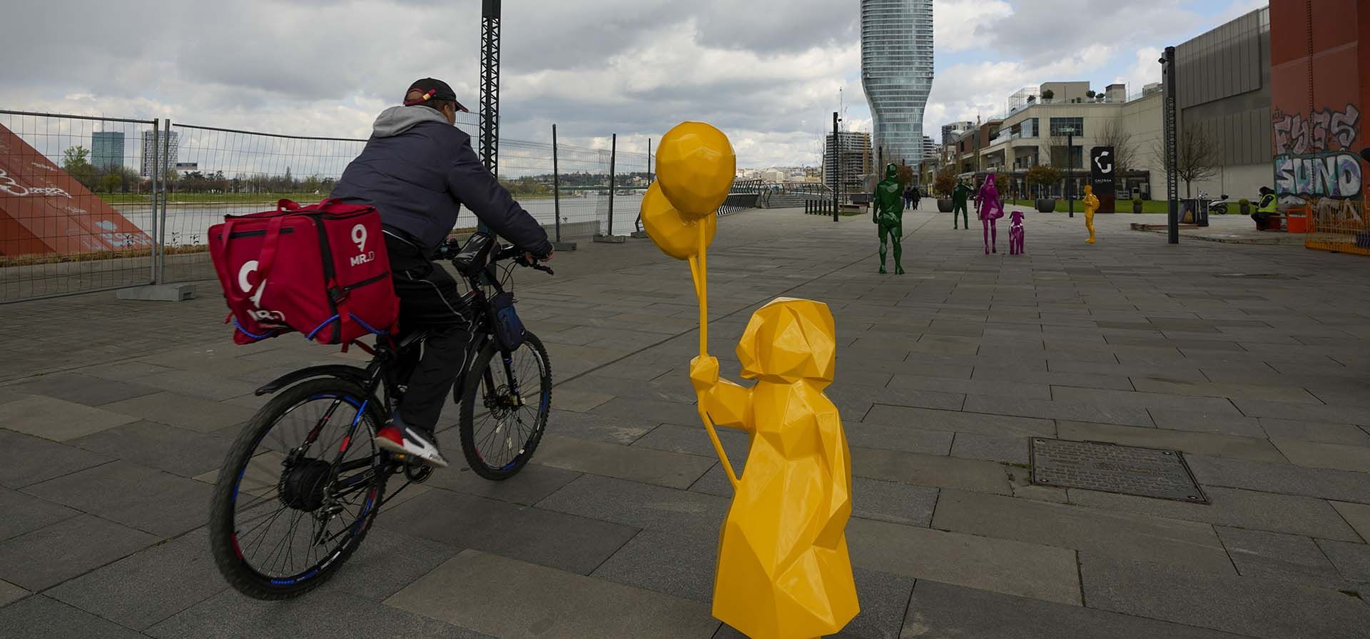 Un hombre anda en bicicleta a orillas del río Sava en Belgrado, Serbia, el lunes 25 de marzo de 2024. (Foto AP/Darko Vojinovic) Un hombre anda en bicicleta a orillas del río Sava en Belgrado, Serbia, el lunes 25 de marzo de 2024. (Foto AP/Darko Vojinovic)
