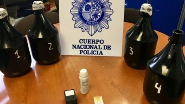 Barajas. El éxtasis estaba envasado en botellones tipo growler oscuros y despachacos en el equipaje del pasajero.