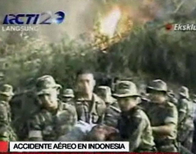 Al menos 97 muertos al caer un avi&oacute;n en un poblado en Indonesia