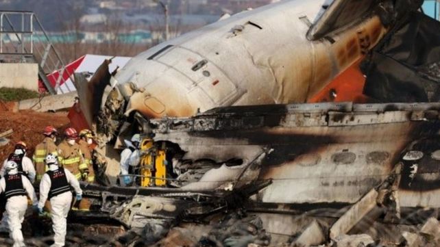 Tragedia aérea en Corea del Sur: murieron 179 personas al estrellarse un avión en el aterrizaje