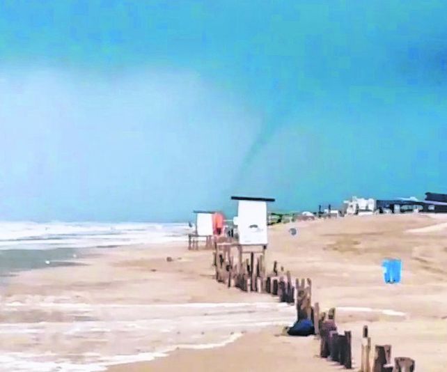Peligro. Las trombas destrozaron varias playas de Pinamar.