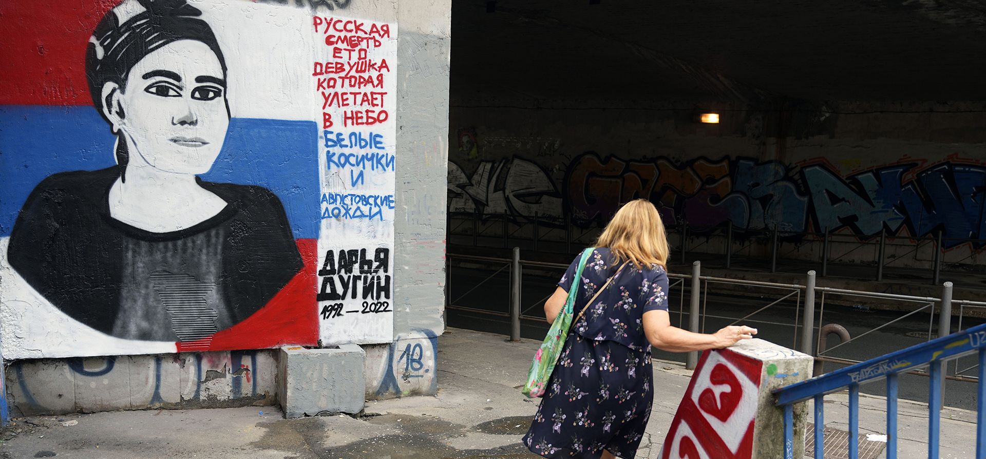 Una mujer pasa frente a un mural que representa a Daria Dugina, hija del filósofo Alexander Dugin, en Belgrado, Serbia, el miércoles 24 de agosto de 2022. Daria Dugina, una comentarista de 29 años de un canal de televisión nacionalista ruso, murió cuando artefacto explosivo controlado colocado en su camioneta explotó el sábado por la noche.