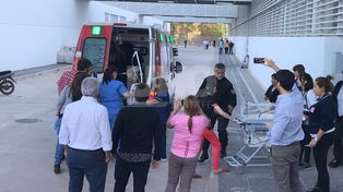 El momento en que el primer paciente llegaba al nuevo hospital