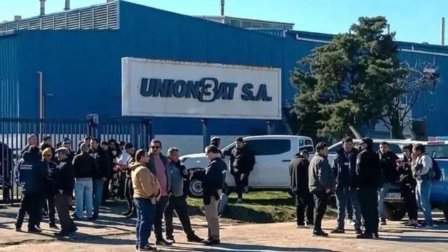 Desde el sector gremial explicaron que la empresa Unión Bat SA atribuyó la decisión a una caída en las ventas y que la estrategia sería concentrar la producción en la planta bonaerense