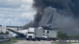 Un avión se despistó y se incendió en Miami: al menos cinco muertos