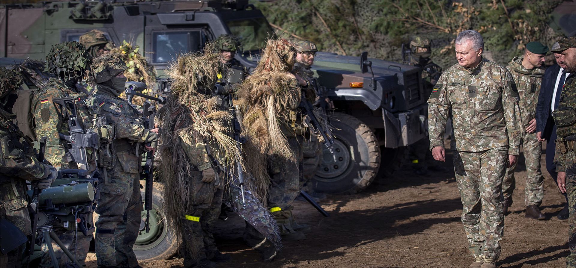 El presidente de Lituania, Gitanas Nauseda, inspecciona a los soldados de la 41.ª Brigada de Infantería Mecanizada de la Bundeswehr alemana durante el ejercicio militar