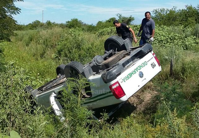 La camioneta en la cual se movían los prófugos quedó en una cuneta luego de volcar por un accidente vial.