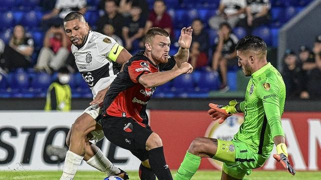 Colón se debate entre fallos arbitrales que lo perjudican y la enorme falta de eficacia en el área rival.