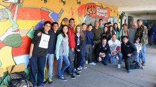 Gran mural. El ex combatiente de Malvinas, Claudio Petruzzi (de izquierda a derecha, el primero agachado), junto a sus compañeros, familia y estudiantes secundarios.