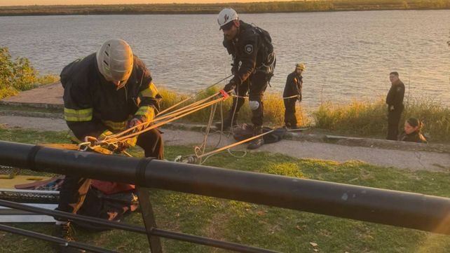 Rescataron a una pareja que cayó al río Paraná mientras una de las personas orinaba