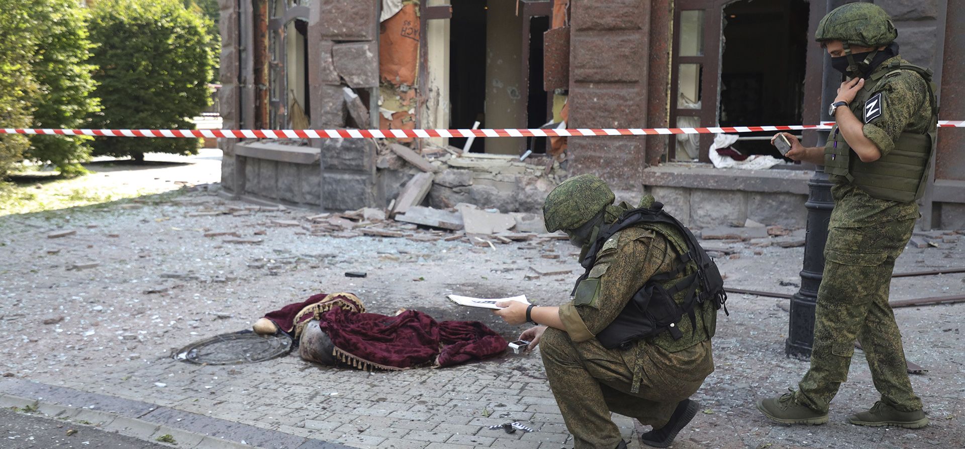Un cuerpo cubierto sin vida yace en el suelo después de un bombardeo en Donetsk, que está bajo el control del Gobierno de la República Popular de Donetsk, en el este de Ucrania, el jueves 4 de agosto de 2022.