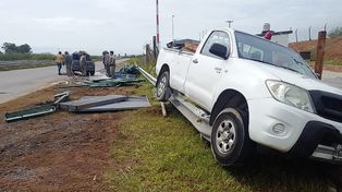 Perdió el control de su vehículo y terminó sobre un guardarraíl