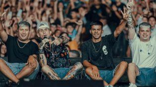 El grupo de cumbia Ke personajes cantó el clásico inglés en el Movistar Arena. La versión fue en español y con sonido original
