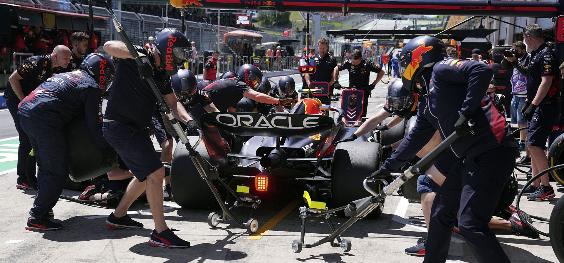 Los mecánicos trabajan en el automóvil del piloto holandés Max Verstappen de Red Bull durante la primera práctica libre para el Gran Premio de Fórmula Uno de Austria en el circuito Red Bull Ring en Spielberg, Austria, el viernes 8 de julio de 2022.
