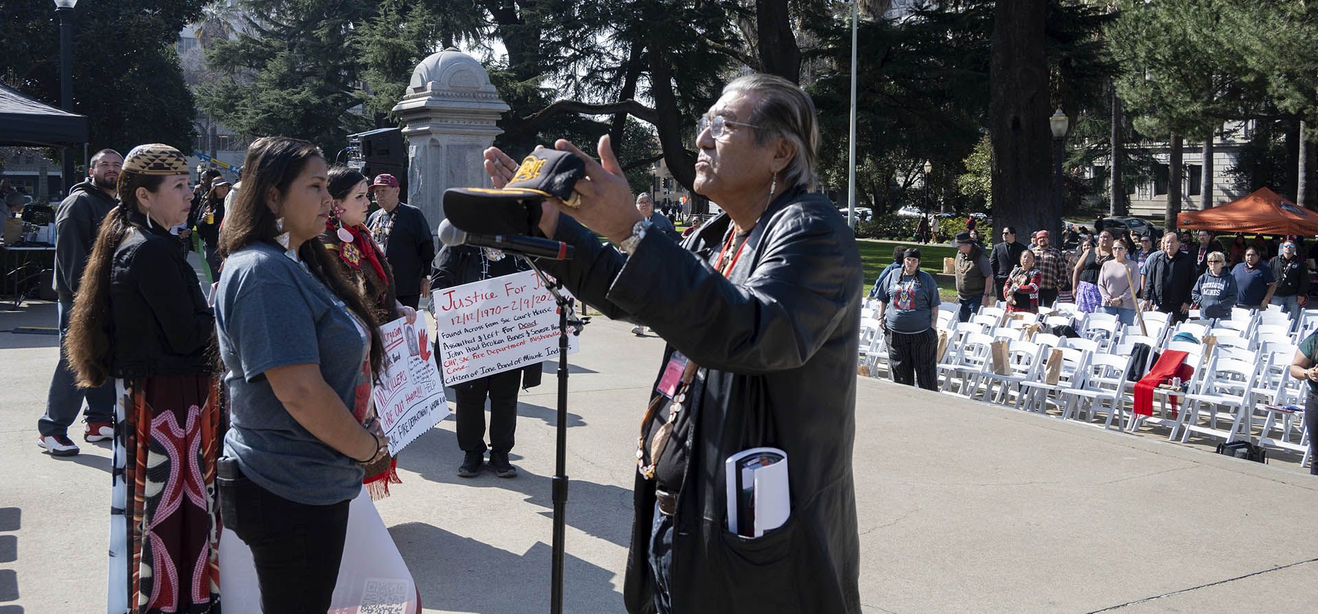 Rubén Martínez reza una oración antes de liderar el grupo en una marcha alrededor del Capitolio del Estado de California en la segunda Cumbre y Día de Acción anual de Pueblos Indígenas Desaparecidos y Asesinados en Sacramento, California (Foto AP/José Luis Villegas) Rubén Martínez reza una oración antes de liderar el grupo en una marcha alrededor del Capitolio del Estado de California en la segunda Cumbre y Día de Acción anual de Pueblos Indígenas Desaparecidos y Asesinados en Sacramento, California (Foto AP/José Luis Villegas)