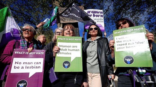 La Corte Suprema británica dictaminó que la definición legal de una mujer se basa en el sexo biológico