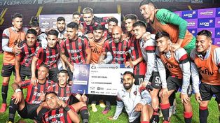 Los jugadores de Patronato celebran la clasificación a la siguiente fase de la Copa Argentina.